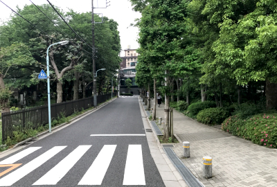 左手に青山墓地